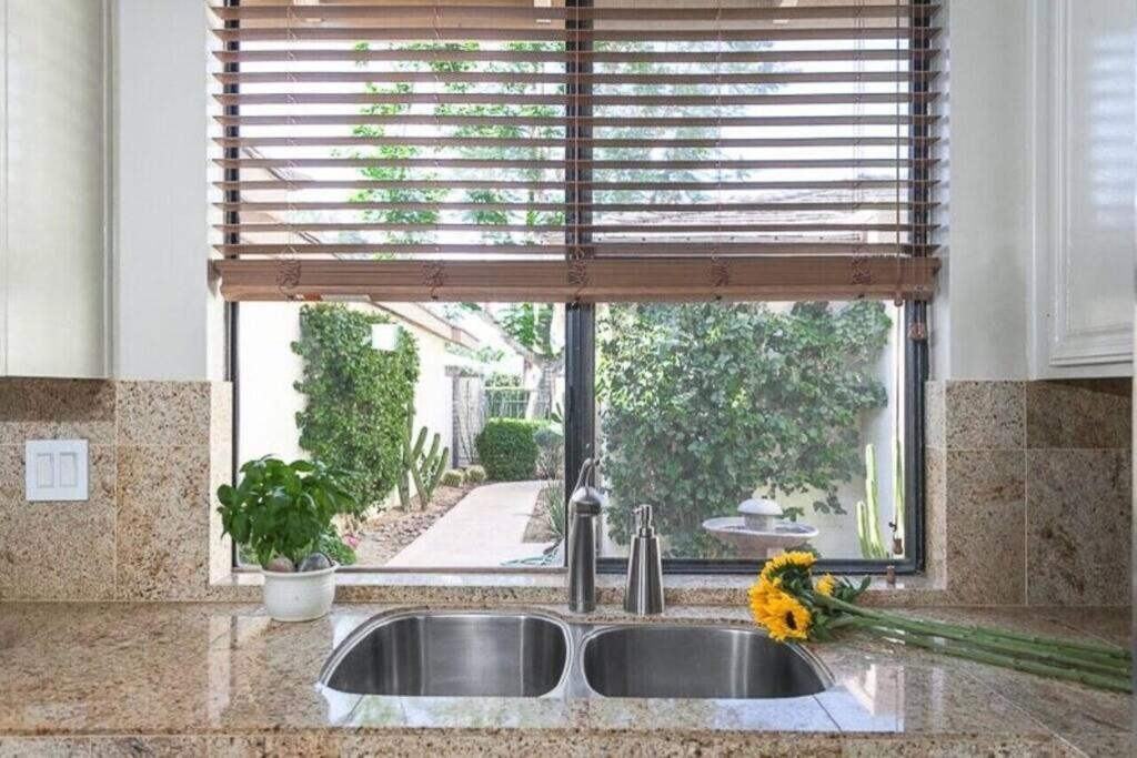 Private Country Club Condo On Awesome Golf Course! بالم ديزرت المظهر الخارجي الصورة