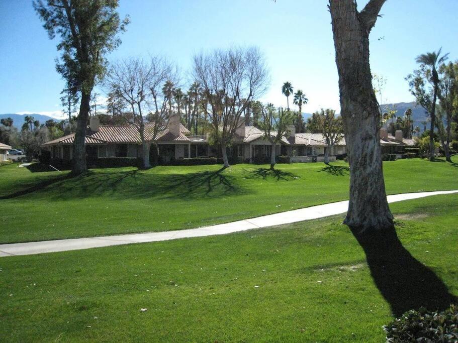 Private Country Club Condo On Awesome Golf Course! بالم ديزرت المظهر الخارجي الصورة